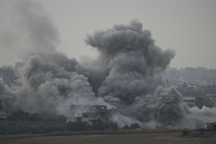 Las escenas de un ataque aéreo de las fuerzas israelíes en la Franja de Gaza pueden verse desde el sur de Israel, el domingo 12 de noviembre de 2023.