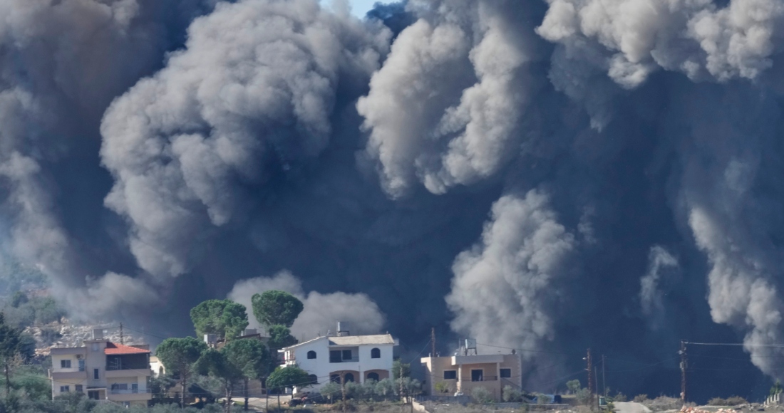 Una nube de humo negro se alza después de un ataque aéreo israelí a las afueras de Aita al-Shaab, una aldea cerca de la frontera sur de Líbano con Israel, el sábado 4 de noviembre de 2023.