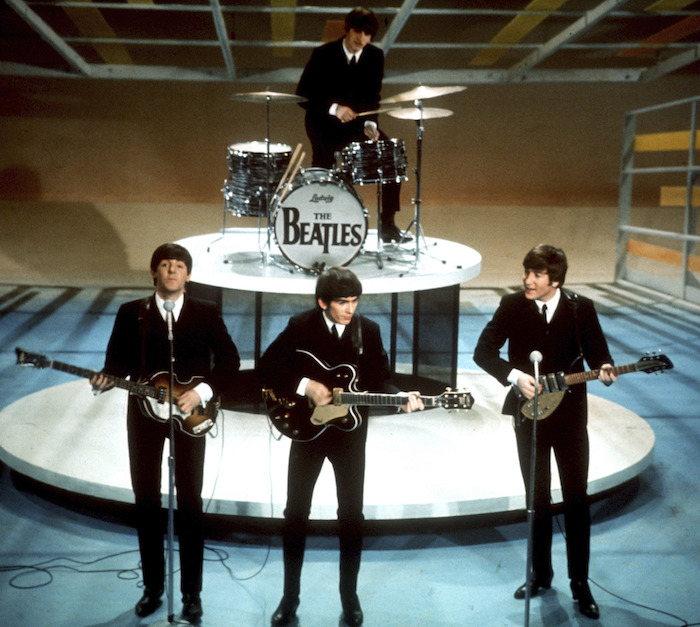 Los Beatles actúan en el "Ed Sullivan Show" de la CBS en Nueva York el 9 de febrero de 1964.