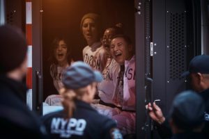 Arrestan a manifestantes propalestinos durante el desfile del Día de Acción de Gracias, jueves 23 de noviembre de 2023, en Nueva York.