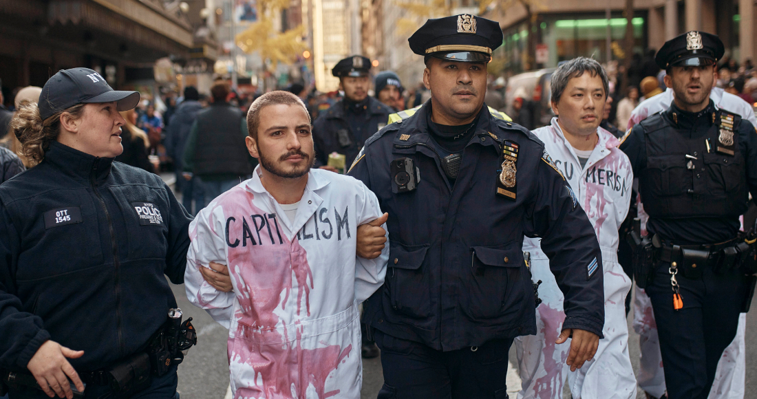 Arrestan a manifestantes propalestinos durante el desfile del Día de Acción de Gracias, jueves 23 de noviembre de 2023, en Nueva York.