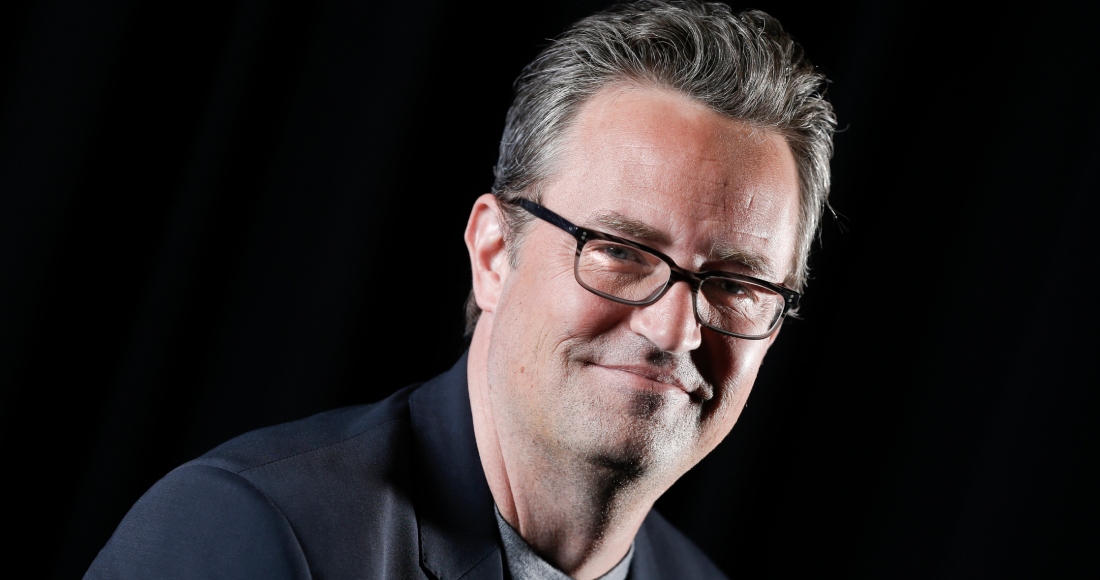 El actor Matthew Perry posa para las cámaras el 17 de febrero de 2015, en Nueva York. Perry, que interpretó a Chandler Bing en la serie televisiva "Friends", murió a los 54 años.