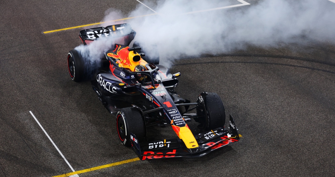 Max Verstappen cerró un memorable año con una cómoda victoria el domingo en el Gran Premio de Abu Dabi, con la que el campeón de la Fórmula Uno extendió a 19 su cuenta récord de triunfos en la temporada y la 54ta de su carrera para situarse tercero en la tabla histórica.