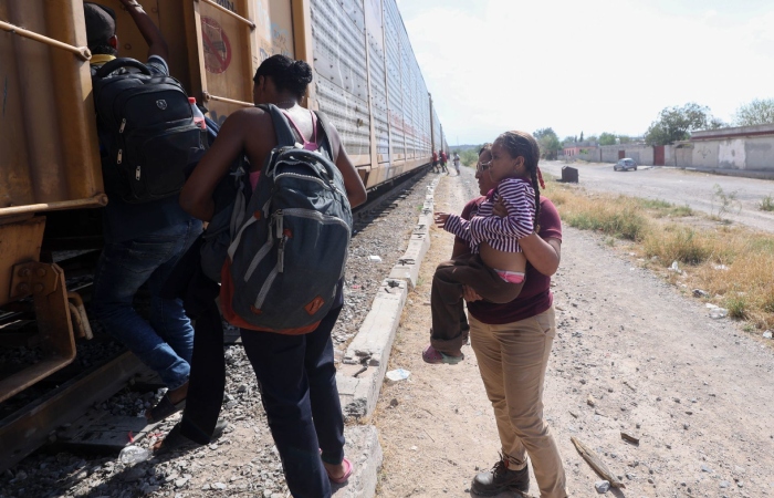 Miles de migrantes se mantienen sobre los trenes en espera de que arranquen y los lleve a Piedras Negras, para así poder cruzar el Río Bravo rumbo a Estados Unidos, en donde serán detenidos y procesados, aunque tienen la esperanza de ser aceptados como asilados políticos. Foto: Alejandro Rodríguez, Cuartoscuro