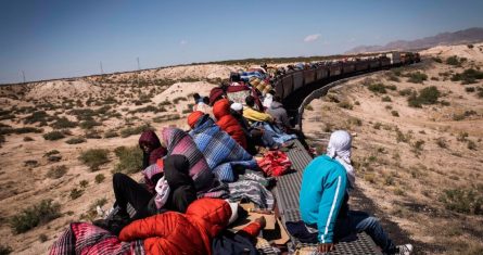 Miles de migrantes buscan poder cruzar la frontera y llegar a los Estados Unidos. Algunos viaja por meses.