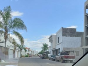 Autoridades federales mantienen en resguardo al menos un domicilio al interior del Residencial Montecarlo, al norte de Culiacán.