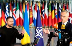 El Presidente de Ucrania, Volodímir Zelenski (izquierda), y el Secretario General de la OTAN, Jens Stoltenberg, durante una conferencia de prensa conjunta antes de una reunión de Ministro de Defensa de la Alianza, en la sede de la OTAN, en Bruselas, el 11 de octubre de 2023.