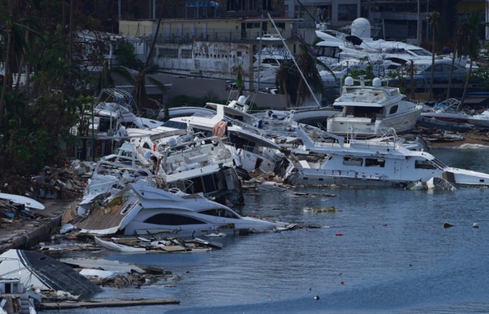 Yates encallados y dañados tras la devastación que dejó el paso del huracán "Otis", en Acapulco.