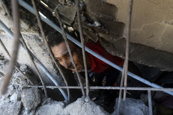 Palestinos buscan sobrevivientes entre los escombros de un edificio impactado por un bombardeo israelí en el campamento de refugiados de Jan Yunis, el lunes de noviembre de 2023, en el sur de la Franja de Gaza.