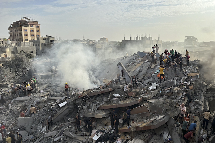 Palestinos buscan sobrevivientes tras un ataque aéreo israelí sobre el campo de refugiados de Nusseirat, en la Franja de Gaza, el 31 de octubre de 2023.