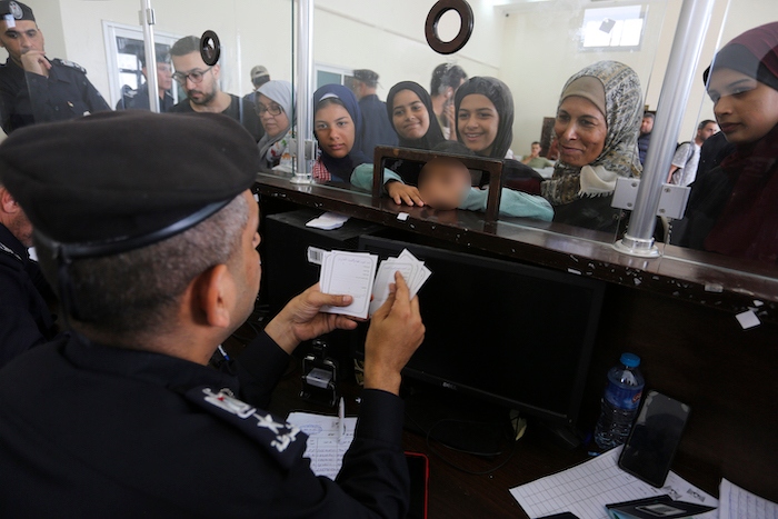 Palestinos con doble nacionalidad se registran para cruzar a Egipto desde la Franja de Gaza, en el interior del paso fronterizo de Rafah, el 2 de noviembre de 2023.