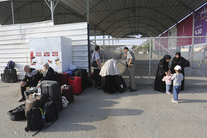 Palestinos esperan en el cruce fronterizo entre la Franja de Gaza y Egipto, en Rafah, el 1 de noviembre de 2023.