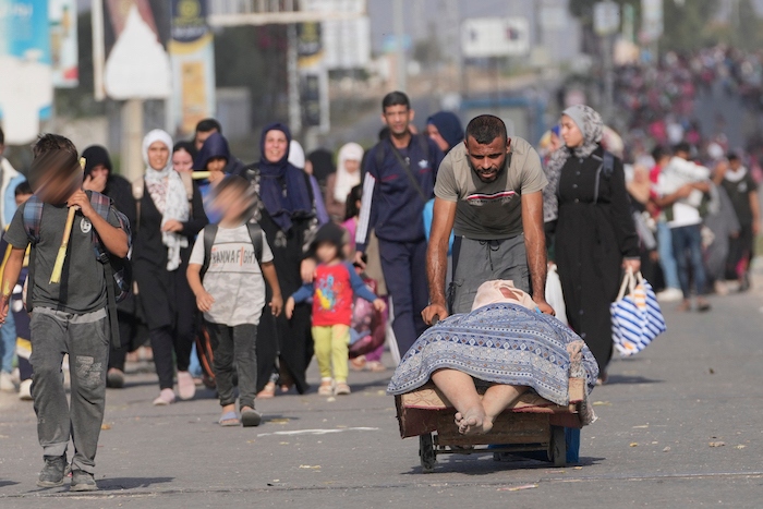 Palestinos huyen al sur de la Franja de Gaza en la avenida Salah al-Din, en Bureij, Franja de Gaza, el miércoles 8 de noviembre de 2023.