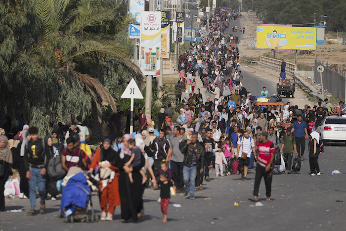 Palestinos huyen al sur de la Franja de Gaza por la avenida Salah al-Din en Bureik, Franja de Gaza, el miércoles 8 de noviembre de 2023.