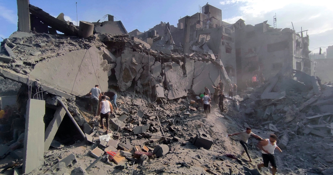 Palestinos inspeccionan los daños en los edificios destruidos por ataques aéreos israelíes contra el campo de refugiados de Jabaliya, a las afueras de la Ciudad de Gaza, el 31 de octubre de 2023.