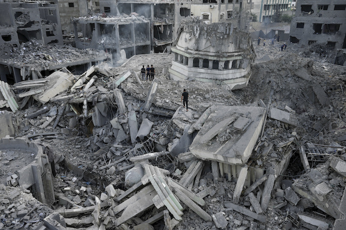 Palestinos inspeccionan los escombros de la mezquita de Yassin, destruida por un ataque aéreo israelí, en el campo de refugiados de Shati, en la Ciudad de Gaza, el 9 de octubre de 2023.