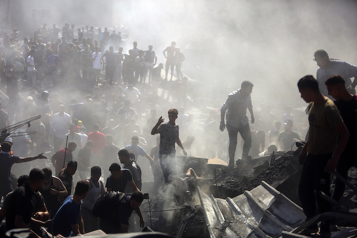 Palestinos inspeccionan los escombros de viviendas destruidas tras ataques aéreos israelíes sobre la localidad Jan Yunis, en el sur de la Franja de Gaza, el 26 de octubre de 2023.