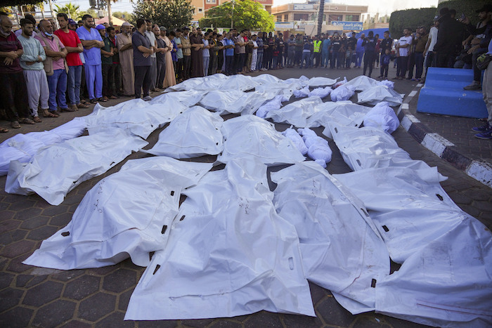 Palestinos lloran a familiares que murieron en un bombardeo israelí en la Franja de Gaza, frente a la morgue de Deir al Balah, el lunes 6 de noviembre de 2023.