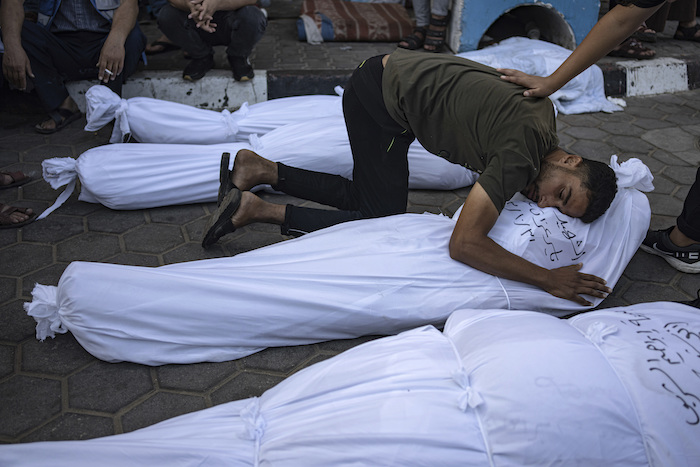 Palestinos lloran a sus familiares muertos en un bombardeo israelí sobre la Franja de Gaza en frente de la morgue en Deir al Balah, el 1 de noviembre de 2023.