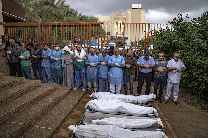 Palestinos lloran a sus familiares que murieron en un bombardeo israelí en la Franja de Gaza, el martes 14 de noviembre de 2023, en el hospital de Jan Yunis.