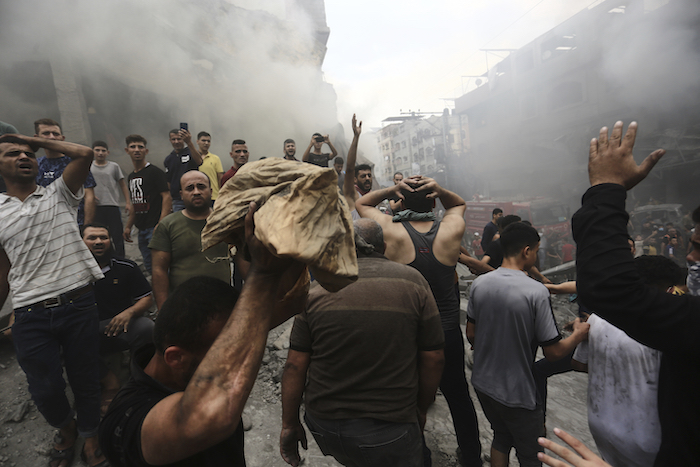 Palestinos reaccionan tras sacar el cuerpo sin vida de un niño de entre los escombros de un edificio luego de un ataque aéreo israelí sobre el campo de refugiados de Jebaliya, en la Franja de Gaza, el 9 de octubre de 2023.