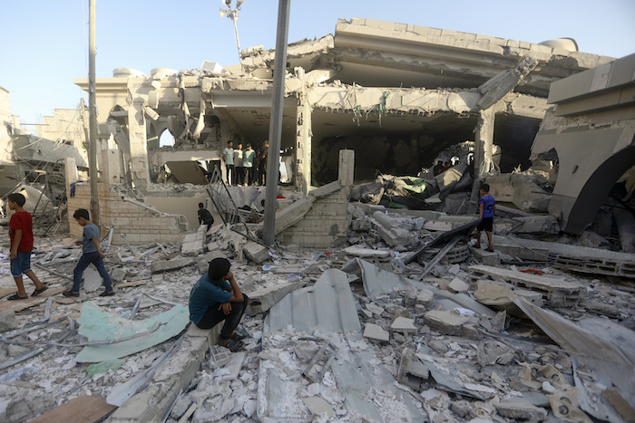 Palestinos revisan los daños en una mezquita destrozada luego de un ataque aéreo israelí en el campo de refugiados de Jan Yunis, en el sur de la Franja de Gaza, el miércoles 8 de noviembre de 2023.