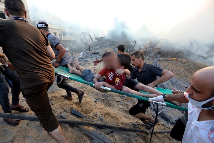 Palestinos sacan a dos niños heridos en un ataque aéreo israelí sobre la Ciudad de Gaza, el 25 de octubre de 2023.