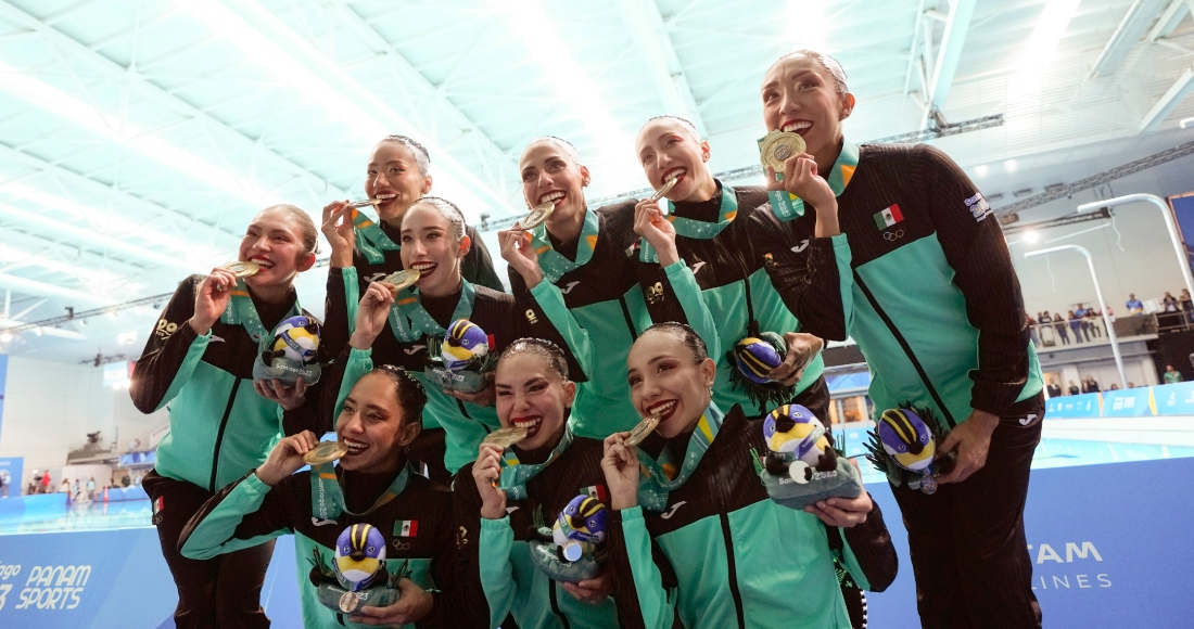 El equipo de México celebra con sus medallas tras ganar en la natación artística, en los Juegos Panamericanos en Santiago, el viernes 3 de noviembre de 2023.