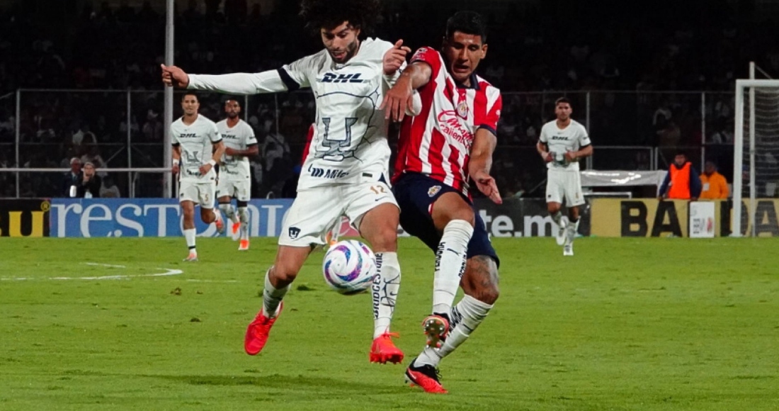 Los Pumas les ganan 1-0 a las Chivas de Guadalajara, esto al medio tiempo del partido correspondiente a la jornada 17 del Torneo Apertura 2023 de la Liga Mx, disputada en el Estadio Olímpico.