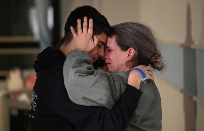 En esta fotografía, difundida por Haim Zach/GPO, se ve a Sharon Hertzman abrazando a un familiar después de reunirse en el Centro Médico Sheba, el sábado 25 de noviembre de 2023, en Ramat Gan, Israel.