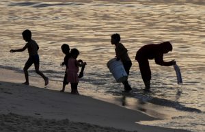 Palestinos visitan la playa de Deir al Balah, en la Franja de Gaza, en el segundo día del cese del fuego entre Israel y Hamás, el sábado 25 de noviembre de 2023.