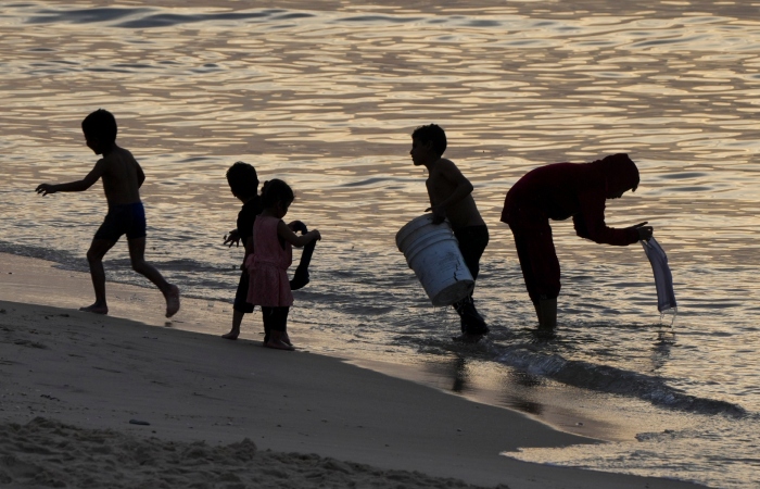 Palestinos visitan la playa de Deir al Balah, en la Franja de Gaza, en el segundo día del cese del fuego entre Israel y Hamás, el sábado 25 de noviembre de 2023. 