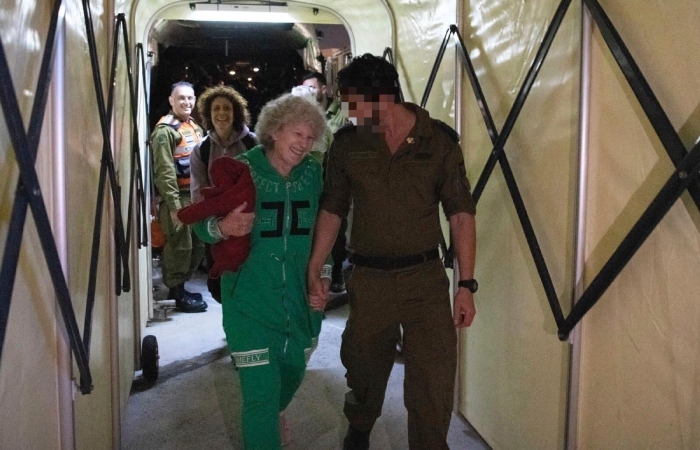 Ruth Munder, una rehén israelí liberada, camina acompañada por un soldado israelí poco después de su llegada a Israel, el viernes 24 de noviembre de 2023. 