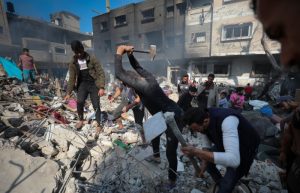 Palestinos buscan sobrevivientes después de un ataque israelí en la Franja de Gaza, en el campo de refugiados de Nusseirat, el 17 de noviembre de 2023. Foto Marwan Saleh, AP