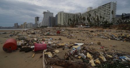 Restos de los destrozos en la plaza tras el devastador paso del huracán "Otis" por Acapulco, México, el miércoles 25 de octubre de 2023.