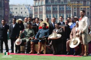 El desfile conmemorativo dio inicio alrededor de las 10:00 horas y comenzó en el Zócalo capitalino con el izamiento de la Bandera Nacional y pase de revista por el Presidente de los Estados Unidos Mexicanos y comandante Supremo de las Fuerzas Armadas.