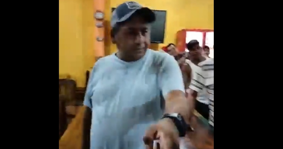 Román Mena de la Cruz, Alcalde del municipio de Salto de Agua, Chiapas, agredió físicamente al periodista Erik Guzmán.