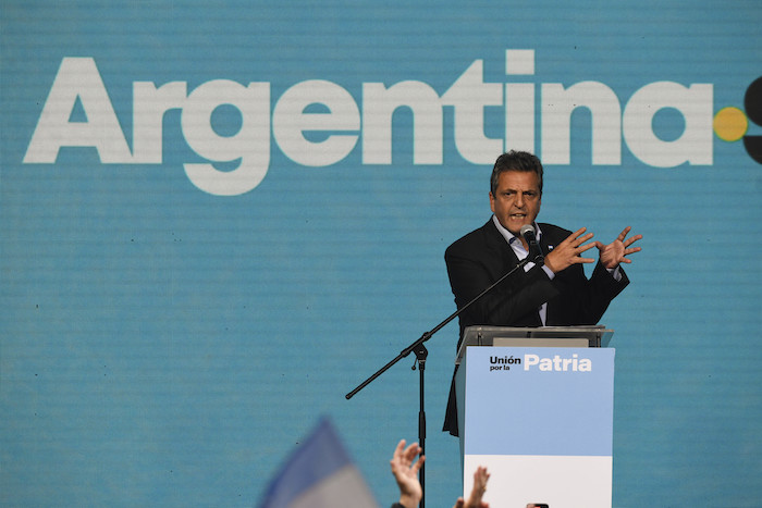 Sergio Massa, Ministro de Economía y candidato presidencial del partido gobernante, habla con sus partidarios en la sede de su campaña después de las elecciones generales en Buenos Aires, Argentina, el domingo 22 de octubre de 2023.