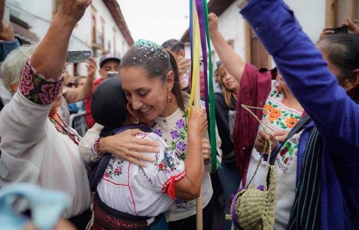 Claudia Sheinbaum recibió el bastón de mando por parte de pueblos originarios de Michoacán. 