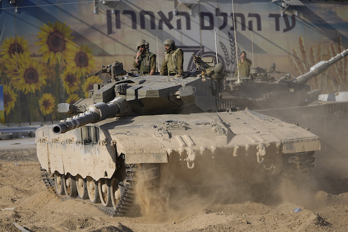 Soldados israelíes mueven un tanque en una zona próxima a la frontera con la Franja de Gaza, en el sur de Israel, el 15 de octubre de 2023.