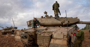 Soldados israelíes trabajan en un tanque en un puesto del ejército cerca de la frontera con Gaza, en el sur de Israel, el 27 de noviembre de 2023.