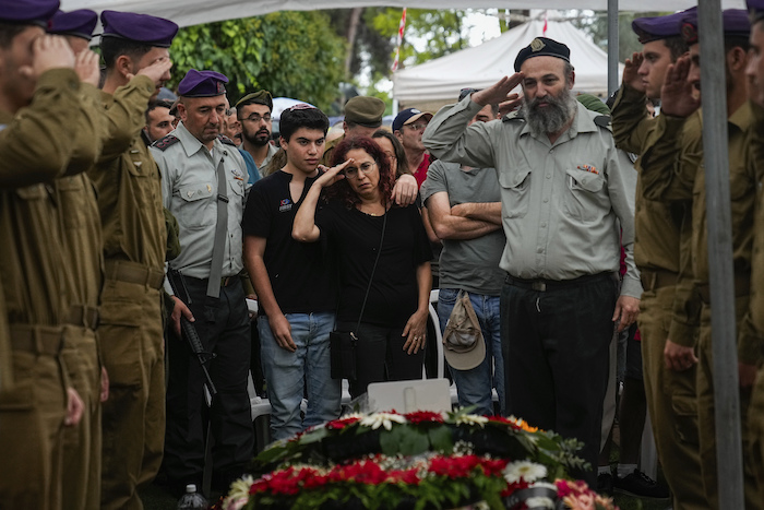 Soldados israelíes y Shlomit Lipshitz (centro), la madre del sargento Lavi Lipshitz, saluda la tumba de su hijo durante su funeral en el cementerio militar del Monte Herzl, en Jerusalén, el 1 de noviembre de 2023.