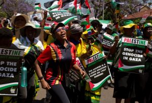 Manifestación pro-palestinos afuera de la embajada de Israel en Pretoria, Sudáfrica, el 20 de octubre de 2023.