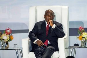 El presidente sudafricano Cyril Ramaphosa escucha durante la cumbre de tres días del bloque económico de países en desarrollo BRICS en Johannesburgo, Sudáfrica, el martes 22 de agosto de 2023.