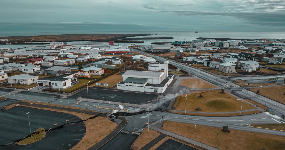 Esta imagen tomada con un dron muestra grietas en una calle al lado de una iglesia, en el pueblo pesquero de Grindavik, Islandia, el jueves 16 de noviembre de 2023.