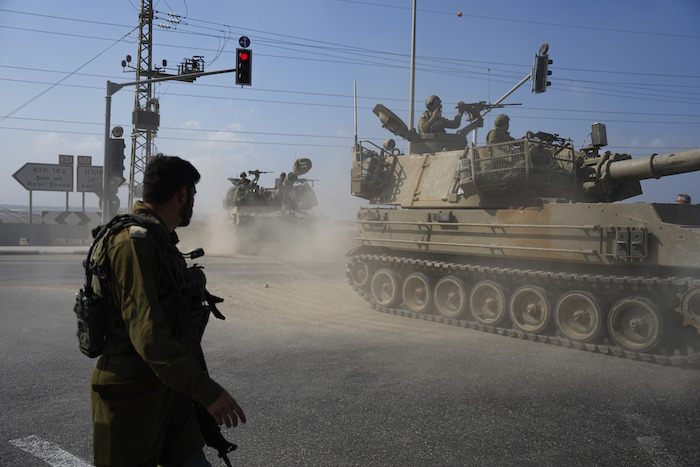 Tanques del ejército de Israel avanzan hacia la Franja de Gaza, en el sur de Israel, el 1 de noviembre de 2023.