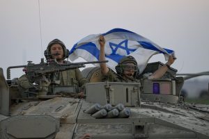 Tanques israelíes se dirigen hacia la frontera con la Franja de Gaza, en el sur de Israel, el 12 de octubre de 2023.