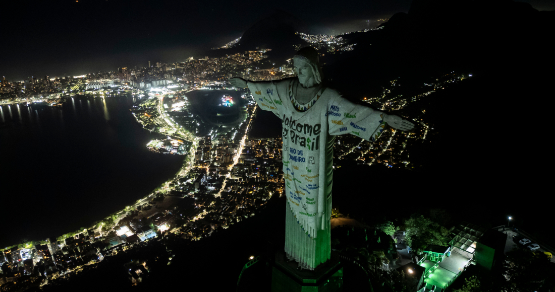 La estatua del Cristo Redentor está iluminada con un cartel de bienvenida a la cantante estadounidense Taylor Swift, Río de Janeiro, 16 de noviembre de 2023.