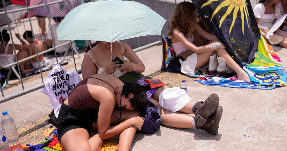 Fans de Taylor Swift esperan a que se abran las puertas del estadio olímpico Nilton Santos para su concierto Eras Tour en medio de una ola de calor, el sábado 18 de noviembre de 2023, en Río de Janeiro, Brasil.