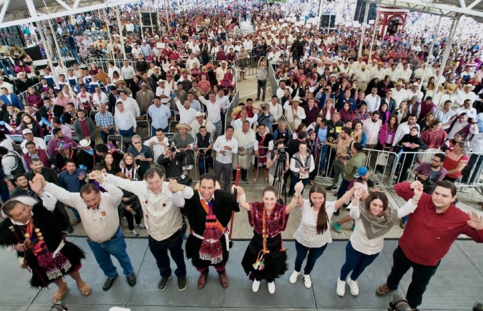 Rodeada de hombres y mujeres del pueblo tzeltal de Tenejapa, en los Altos de Chiapas, Sheinbaum dijo que la continuidad de la Cuarta Transformación se logrará con un Gobierno que asegure la igualdad entre mujeres y hombres. Foto: Especial 